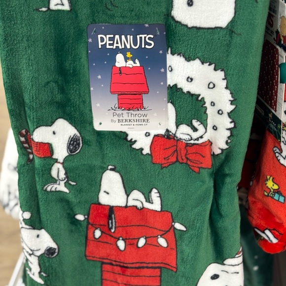 Berkshire Peanuts Green and Red Pet Throw - Picture 1 of 2